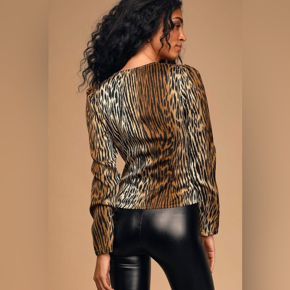 Lulus Fierce Ambition Brown Tiger Print Long Sleeve Top Sz Small NEW Faux Wrap - Picture 2 of 9